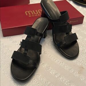Munro Black Sandals with Open Toe and Multiple Straps
